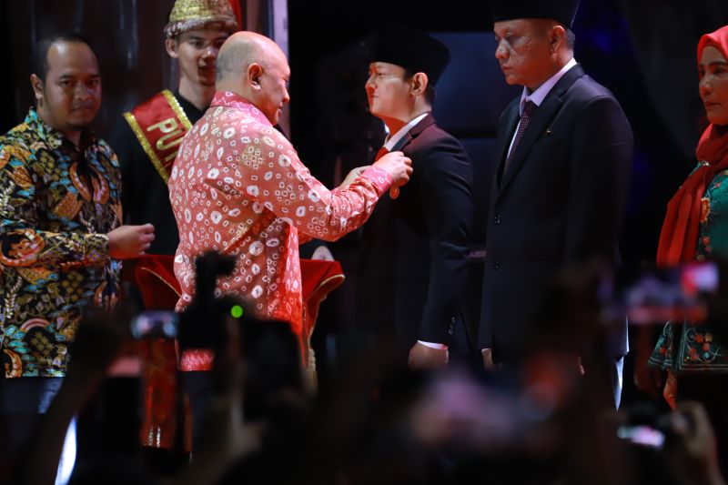 Menteri Koperasi dan UKM, Teten Masduki menyematkan pin tanda kehormatan satyalencana wirakarya di malam puncak peringatan Hari UMKM Nasional 2024 di Jakabaring, Palembang, Kamis (5/9/2024). ANTARA/HO - Prokopim Trenggalek