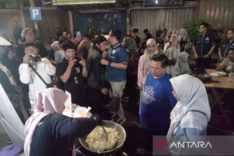 Wali Kota Banjarmasin H Ibnu Sina didampingi istri saat mengunjungi pedagang di Festival Kuliner Jalanan atau Baiman Street Food 2024 di jalan kawasan parkir Pasar Sudimampir Banjarmasin, Jumat malam (6/9/2024). ANTARA/Sukarli