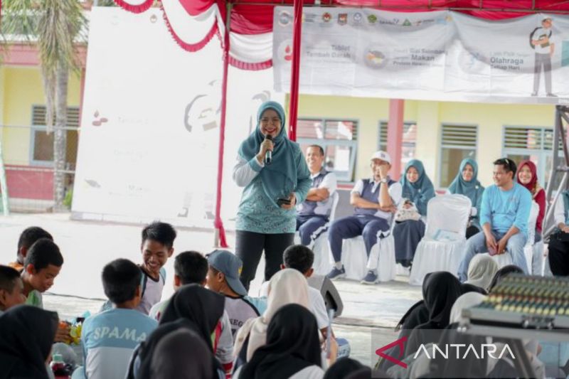 Pj Ketua TP PKK Kota Pangkalpinang, Yuniar Putia Rahma memberikan sambutan pada Program Aksi Bergizi di Sekolah, di SMK Negeri 2 Pangkalpinang, Jumat (6/8/2024). (ANTARA/HO-Diskominfo Kota Pangkalpinang)
