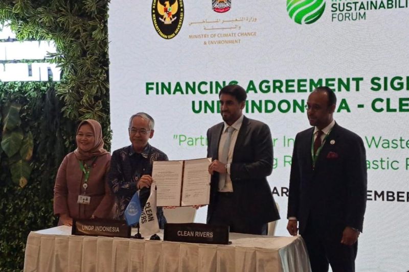 Deputi Bidang Koordinasi Pengelolaan Lingkungan dan Kehutanan Kemenko Marves Nani Hendiarti (kiri) menyaksikan penandatangan kerja sama mengatasi sampah plastik di sela-sela Indonesia Sustainability Forum (ISF) 2024 di Jakarta, Jumat (6/9/2024) (ANTARA/HO-Istimewa)