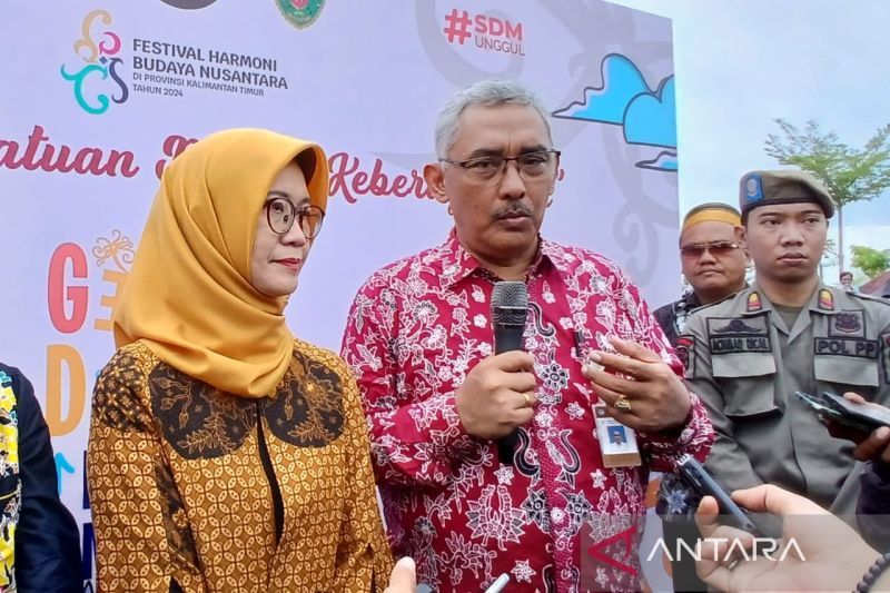 Direktur Kepercayaan Terhadap Tuhan Yang Maha Esa dan Masyarakat Adat Kemendikbudristek Sjamsul Hadi (kanan) bersama Deputi Bidang Koordinasi Peningkatan Kualitas Anak, Perempuan, dan Pemuda Kemenko PMK Woro Srihastuti Sulistyaningrum (kiri) ditemui usai acara Festival Harmoni Budaya Nusantara (FHBN) 2024 di Kabupaten Penajam Paser Utara, Kaltim, Jumat (6/9/2024). (ANTARA/Lintang Budiyanti Prameswari)