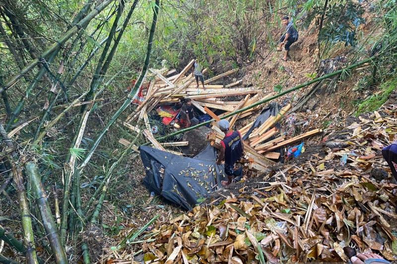 Kondisi truk bermuatan kayu yang terjun ke jurang di Kampung Tanjungsari, Desa Sekarwangi, Kecamatan Cibadak, Kabupaten Sukabumi, Jawa Barat, Jumat (6/9/2024). ANTARA/Aditya Rohman