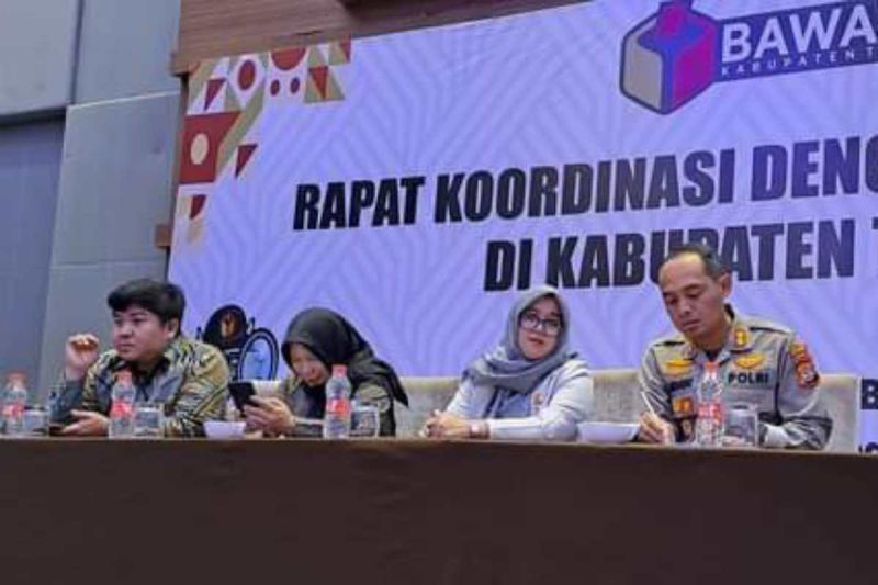 Ketua Bawaslu Takalar Nellyati (dua kanan) saat mengikuti rapat koordinasi pada beberapa waktu lalu. ANTARA/HO-Dokumentasi Pribadi