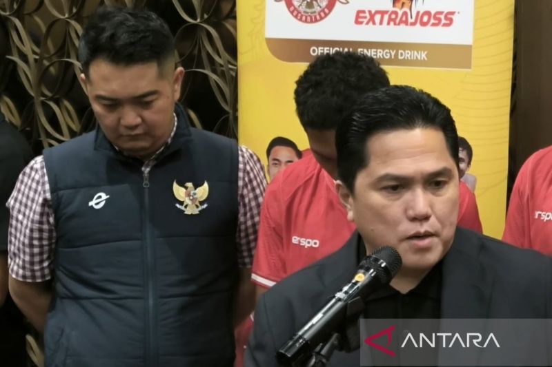 Ketua Umum PSSI Erick Thohir (kanan) dan Managing Director PT Garuda Sepak Bola Indonesia (GSI) Marsal Masita (kiri) memberikan keterangan kepada pewarta di Jakarta, Jumat (6/9/2024). (ANTARA/Michael Siahaan)