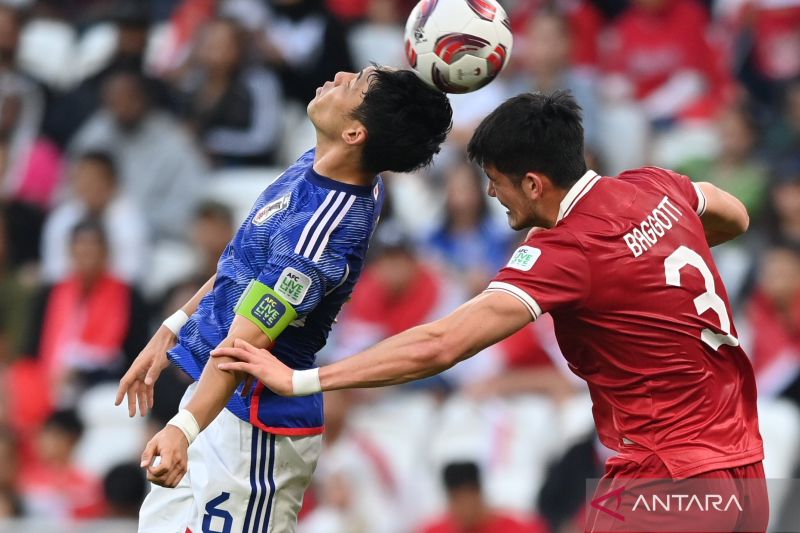 Pesepakbola Timnas Indonesia Elkan Baggott (kanan) berebut bola dengan pemain Jepang Wataru Endo (kiri) saat bertanding pada penyisihan grup D Piala Asia 2023 di Stadion Al Thumama, Doha, Qatar, Rabu (24/1/2024). ANTARA FOTO/Yusran Uccang/nz (antara foto/yusran uccang)