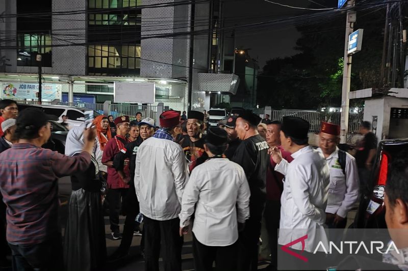 Salah satu ormas mendatangi acara Badan Musyawarah (Bamus) Betawi yang dihadiri oleh Calon Gubernur (Cagub) DKI Jakarta Ridwan Kamil di Rawa Bunga, Jatinegara, Jakarta Timur, Jumat malam (6/9/2024). ANTARA/Syaiful Hakim