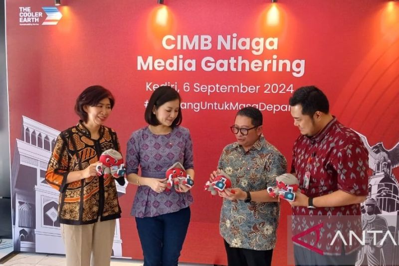 Head of Region Jawa Timur CIMB Niaga Rhena Octaria (kedua kiri) bersama Corporate Communications Head CIMB Niaga Hery Kurniawan (kedua kanan), Branch Area Head Jawa Timur Region Area VI CIMB Niaga Eliyawati Jinawan (kiri) dan Branch Manager KCP Kediri CIMB Niaga Alif Putra (kanan) di Kediri, Jumat (6/9/2024). ANTARA/ Asmaul