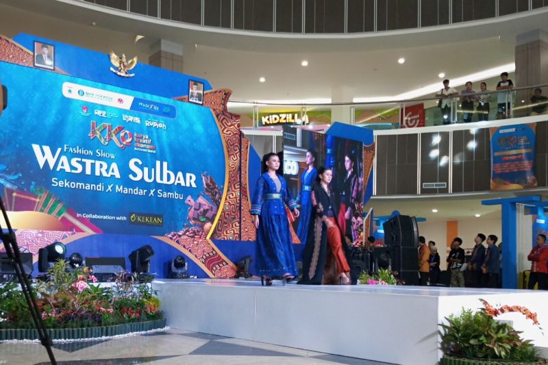 Produk pakaian UMKM Sulbar dari hasil tenung tradisional "Sekomandi" dipamerkan pada karya ekonomi kreatif digelar BI Sulbar di Mamuju, Jumat (06/9/2024) ANTARA Foto/M Faisal Hanapi