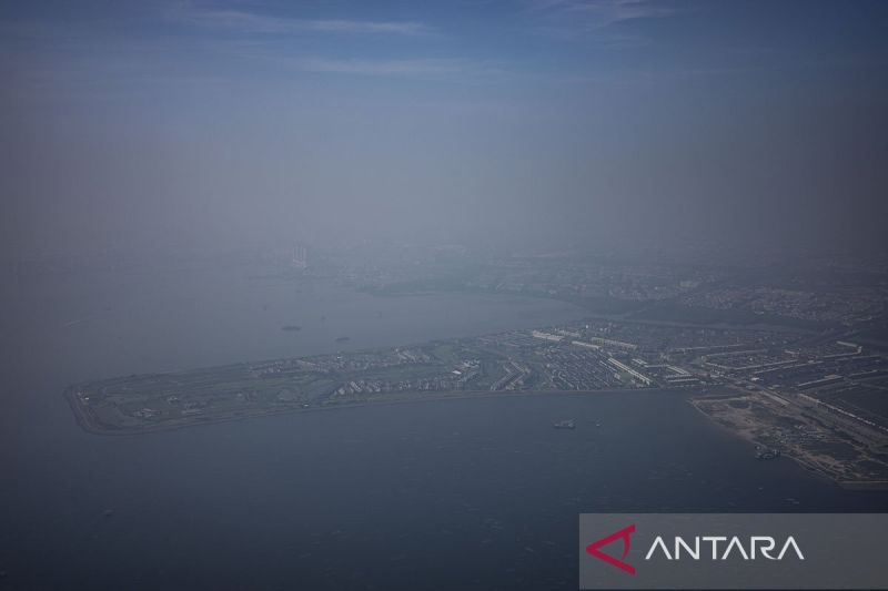 Arsip - Suasana Kota Jakarta yang tertutup asap putih dilihat dari pesawat di Jakarta, Jumat (21/6/2024). Berdasarkan data situs pemantau kualitas udara IQAir pada pukul 14.53 WIB, Indeks Kualitas Udara di Jakarta berada pada angka 159 atau masuk ke dalam kategori tidak sehat dengan konsentrasi partikel (PM2.5) di angka 67.5 mikrongram per meter kubik. ANTARA FOTO/Dhemas Reviyanto/rwa.