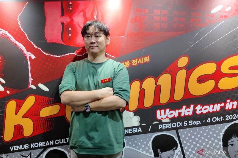 Penulis webtoon Joo Dong Geun di pembukaan pameran "K-Comics, World Tour in Indonesia" di Korean Cultural Center Indonesia, Jakarta, Kamis (5/9/2024) (ANTARA/Nanien Yuniar)