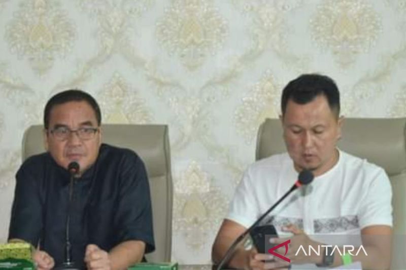 Asisten I Pemkab Rejang Lebong Pranoto Majid (kiri) bersama kepala BPKD Rejang Lebong Andy Perdian saat memimpin rapat penetapan besaran PAD Kabupaten Rejang Lebong Tahun 2025, Jumat, (6/9/2024). ANTARA/Nur Muhamad