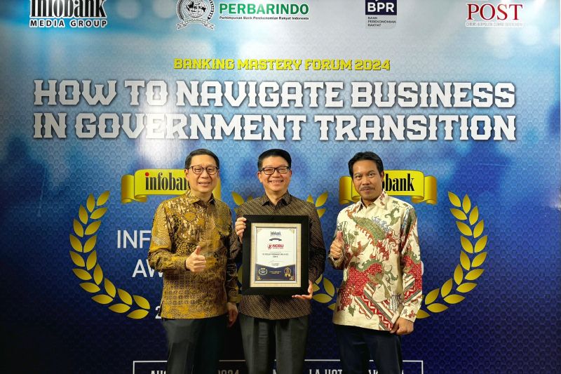 Direktur Utama PT Bank Nationalnobu Tbk (Nobu Bank) Suhaimin Johan bersama didampingi oleh Januar Angkawidjaja dan Hendra Kurniawan, keduanya Direktur Nobu Bank saat menerima penghargaan. ANTARA/HO-Istimewa.