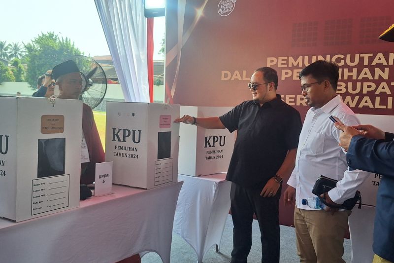 Ketua KPU Mochammad Afifuddin ketika meninjau langsung simulasi pilkada. (ANTARA/ Foto: Feru Lantara)