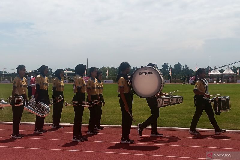 Sejumlah peserta perlombaan drumband PON 2024 di Stadion Madya Atletik di Kawasan Sumut Sport Center, Desa Sena, Batangkuis, Deli Serdang, Sumatera Utara, Sabtu (7/9/2024). ANTARA/Tri Meilani Ameliya