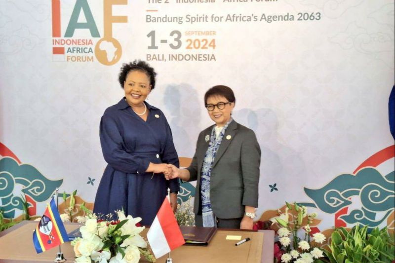 Indonesia dan Eswatini menandatangani perjanjian bebas bisa bagi pemegang paspor diplomatik dan dinas (PBVDD) dalam Forum Indonesia-Afrika yang digelar pada 1-3 September 2024 di Nusa Dua, Bali. (ANTARA/HO-KBRI Pretoria)