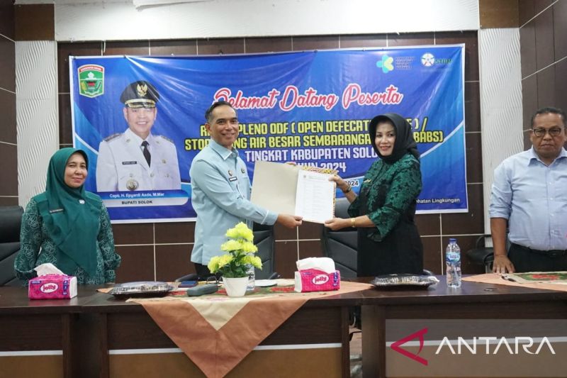 Sekretaris Daerah Kabupaten Solok Medison saat menghadiri rapat pleno deklarasi stop buang air besar sembarangan (BABS) di Kabupaten Solok. ANTARA/HO-Diskominfo Solok.