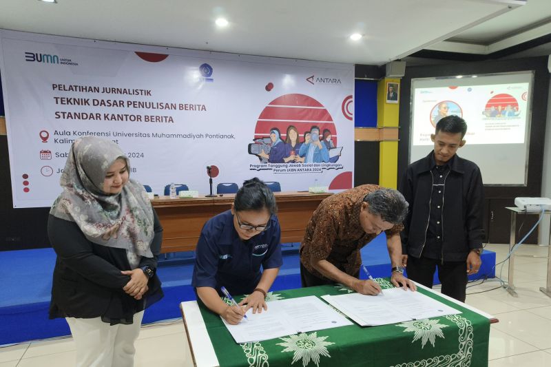 Kegiatan penandatanganan kesepakatan kerja sama ANTARA Biro Kalbar oleh Kepala Biro Helti Marini Sipayung bersama Universitas Muhammadiyah Pontianak oleh Wakil Rektor I, Eko Dewantoro, di Pontianak, Sabtu (7/9/2024). (ANTARA/Dedi)