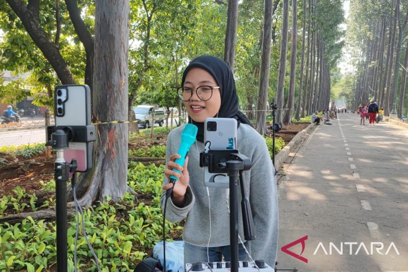 Konten kreator TikTok Dea Yuliani saat "live streaming" TikTok dengan bernyanyi di kawasan Kanal Banjir Timur (KBT), Duren Sawit, Jakarta Timur, Sabtu (7/9/2024). ANTARA/Syaiful Hakim