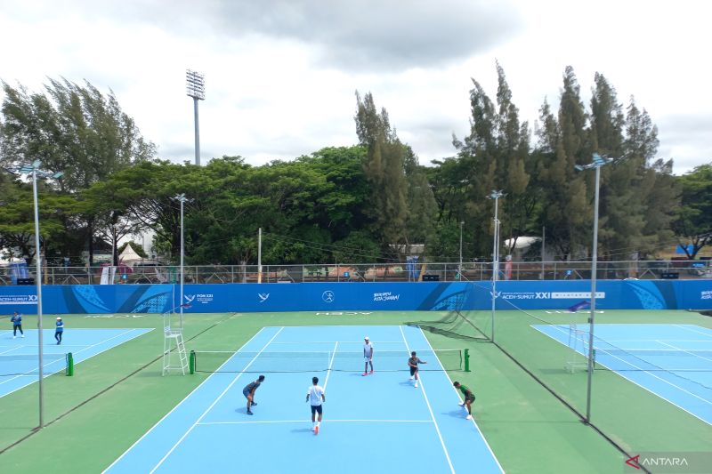 Para atlet menjalani latihan menjelang pertandingan tenis PON XXI Aceh-Sumut 2024 di lapangan tenis Stadion Harapan Baru, Banda Aceh, Sabtu (7/9/2024). ANTARA/Nadia Putri Rahmani