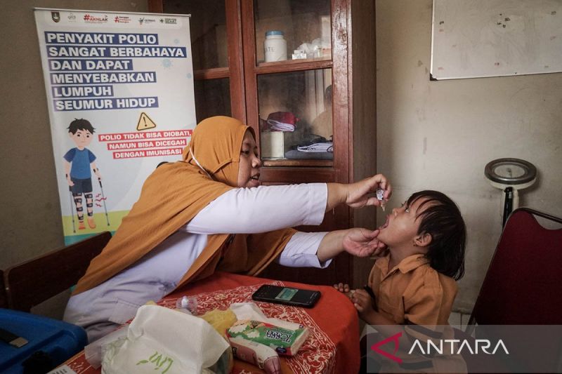 Ilustrasi - Pemberian vaksin polio. ANTARA FOTO/Mohammad Ayudha/aa.