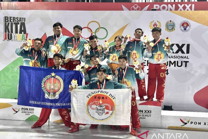 Tim barongsai Daerah Istimewa Yogyakarta (DIY) peraih medali emas pada nomor Naga Taolu Bebas Pekan Olahraga Nasional (PON) XXI/2024 Aceh-Sumatera Utara Deli Serdang, Sumut, Sabtu (7/9/2024). ANTARA/Harianto