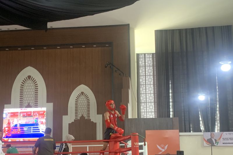 Atlet Aceh Rahman Husin merayakan kemenangan usai meng-KO atlet Jawa Timur Wiski Jamus dalam pertandingan Kelas Elit 67 Kg Putra di Bale Meuseuraya Aceh, Kota Banda Aceh, Sabtu (7/9/2024).ANTARA/Mario Sofia Nasution