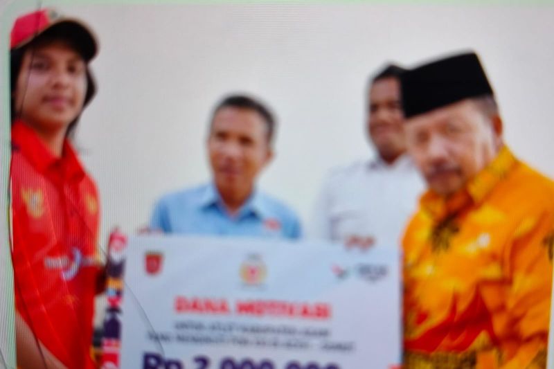 Bupati Agam Andri Warman (kanan) menyerahkan dana motivasi bagi atlet yang bertarung pada PON. (ANTARA/HO-Humas Pemkab Agam)