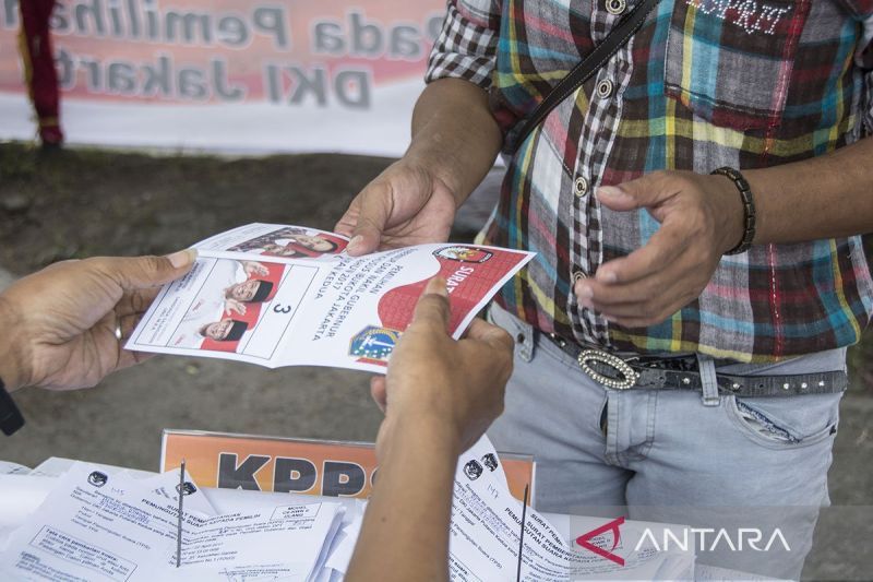 Ilustrasi - Warga menerima surat suara dari petugas KPPS ketika pemungutan suara ulang (PSU) putaran kedua Pilkada DKI Jakarta di TPS 01 Gambir, Jakarta, Sabtu (22/4/2017). ANTARA FOTO/Aprillio Akbar/kye/aa.