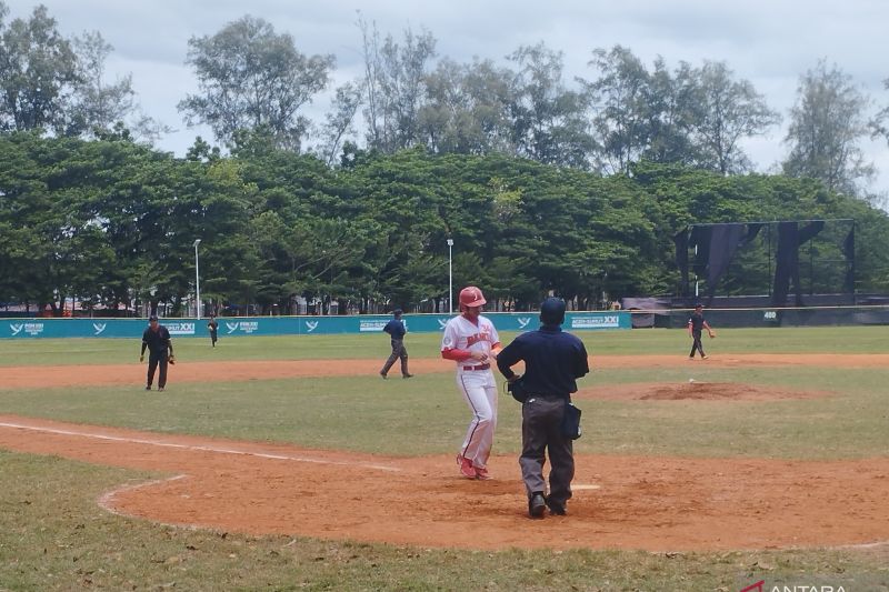 Seorang pemain bisbol dari tim Jakarta berhasil mengumpulkan satu poin setelah kembali ke home base pada pertandingan melawan tim bisbol Lampung dalam babak penyisihan Pekan Olahraga Nasional (PON) XXI Aceh-Sumatera Utara 2024 di Lapangan Tugu Universitas Syiah Kuala (USK), Banda Aceh, Sabtu (7/9/2024). (ANTARA/Risky Syukur)