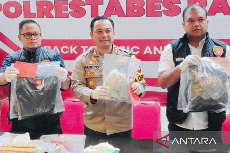 Kapolrestabes Palembang Kombes Pol. Harryo Sugihhartono (Tengah). (ANTARA/ HO- Polrestabes Palembang)