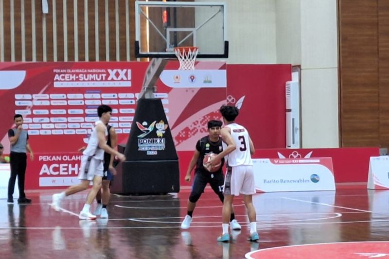 Pemain Sulawesi Utara, Sergyo Mangundap mencoba untuk mengatur tempo permainan saat berhadapan melawan Aceh pada pertandingan keempat pul B Pekan Olahraga Nasional (PON) Aceh-Sumut 2024 di GOR Harapan Bangsa, Banda Aceh, Sabtu (07/09/2024). (ANTARA/FAJAR SATRIYO)