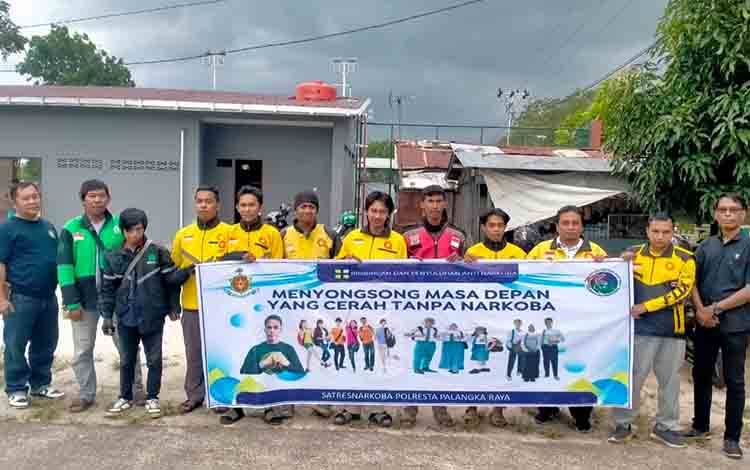 Satresnarkoba Polresta Palangka Raya saat melakukan sosialisasi perangi narkoba bersama para driver ojek online. (Foto: Satresnarkoba Polresta Palangka Raya)