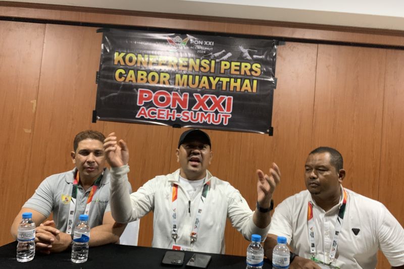 Ketua Technical Delegate PB Muaythai Indonesia Opniel Untung ( tengah) bersama Koordinator Humas Fauzan dan Koordinator Lapangan Anthony (kiri) saat jumpa pers di Banda Aceh, Sabtu (7/9/2024). ANTARA/Mario Sofia Nasution