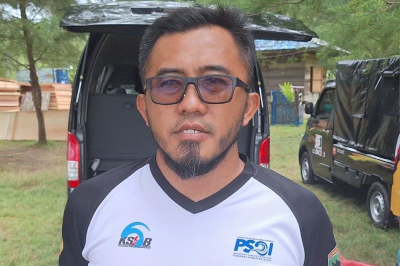 Ketua Umum Pengprov Persatuan Selancar Ombak Indonesia (PSOI) Sumatera Barat Harry Algamar. (ANTARA/M Ifdhal)