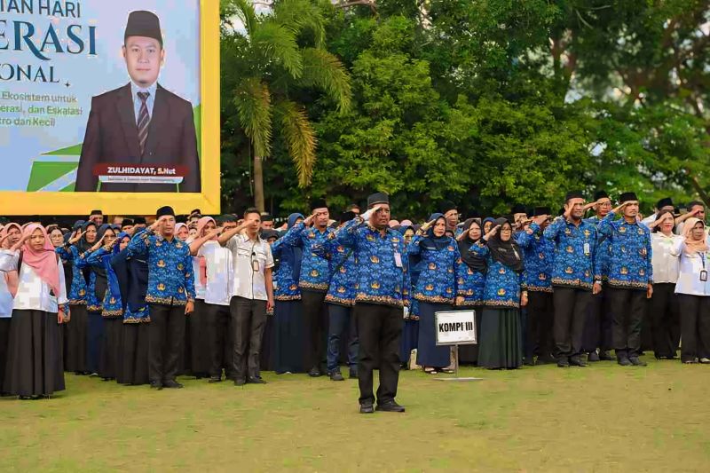Pegawai Pemkot Tanjungpinang melaksanakan upacara rutin Senin pagi. (ANTARA/Ogen)