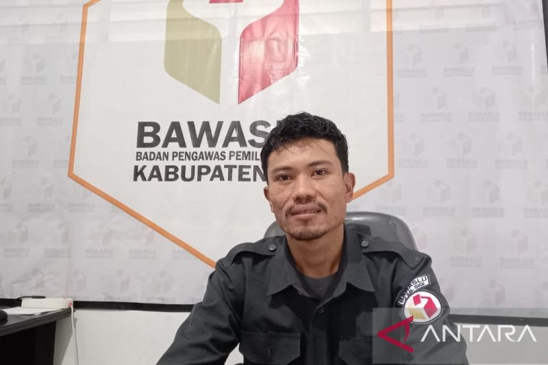 Koordinator Divisi Hukum, Pencegahan, Humas dan Parmas Badan Pengawas Pemilihan Umum (Bawaslu) Kabupaten Sigi Hisbullah Al Barzanji. ANTARA/MOH SALAM