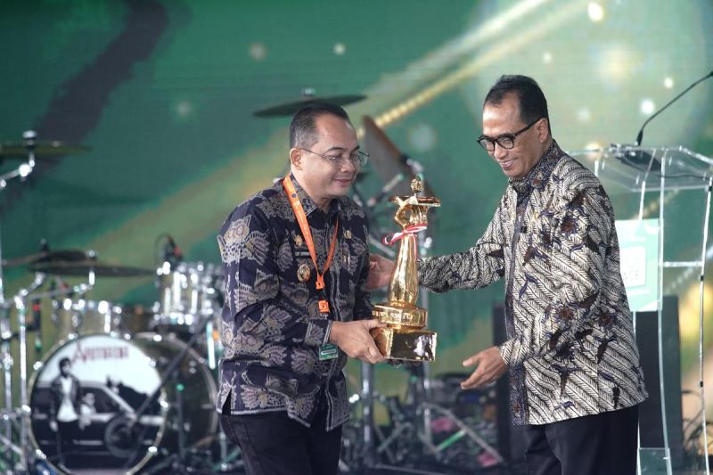 Pj Wali Kota Madiun Eddy Supriyanto menerima penghargaan Wahana Tata Nugraha (WTN) yang diserahkan oleh Menteri Perhubungan Budi Karya di Jakarta, Sabtu (7/9/2024). (ANTARA/HO-Diskominfo Kota Madiun)