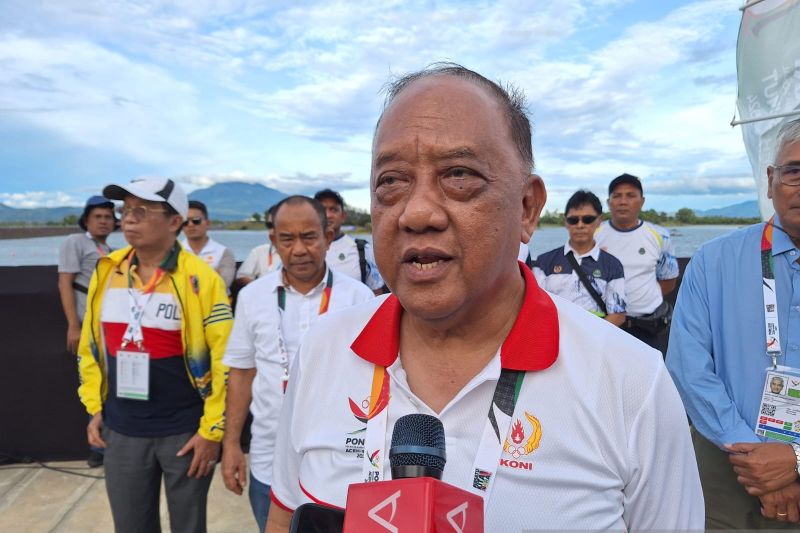 Ketua Umum Komite Olahraga Nasional Indonesia (KONI) Pusat, Letjen TNI Purn. Marciano Norman saat berkunjung ke venue dayung canoeing PON Aceh-Sumut 2024 di Waduk Keuililing, Banda Aceh, Jumat (06/09/2024). (ANTARA/FAJAR SATRIYO)