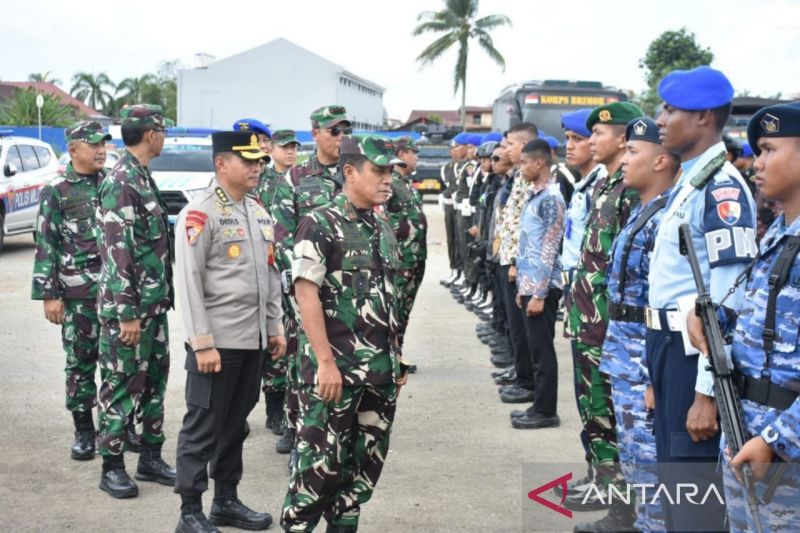 Sekitar 750 personel gabungan dari TNI, Polri, Satpol Pamong Praja, Dinas Pemadam Kebakaran, dan instansi terkait untuk pengamanan Presiden RI di Samarinda. Apel digelar di eks Bandara Temindung, Samarinda, Sabtu (7/9/2024). (ANTARA/HO-Korem 091/ASN)