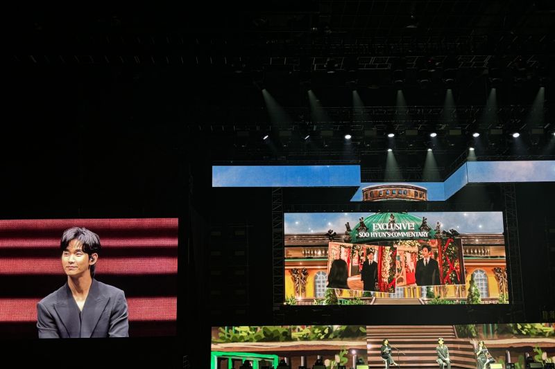 Aktor Korea Selatan Kim Soo-hyun saat menyapa penggemar Indonesia dalam acara jumpa penggemar "2024 Kim Soo-hyun Eyes On You Asia Tour in Jakarta" pada Sabtu malam di SICC Bogor, Jawa Barat. (ANTARA/Vinny Shoffa Salma (UnUsUaL Entertainment Singapore))