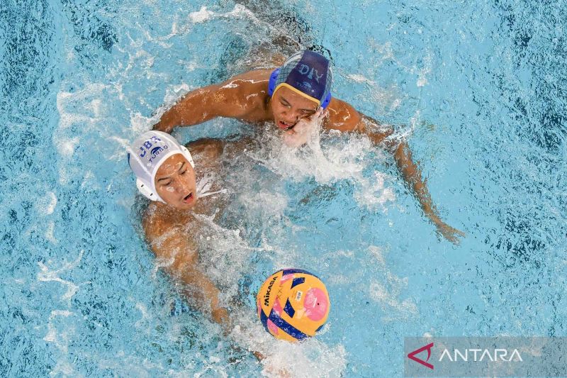 Atlet polo air putra Jawa Barat Geraldio Dwi Putra (atas) berusaha merebut bola dari atlet polo air D.I Yogyakarta Adhikara Dhanu Satwika (kiri) dalam nomor polo air putra PON XXI Aceh-Sumut di Kolam Renang Selayang Dispora Sumatera Utara, Medan, Sabtu (7/9/2024). Tim polo air putra Jawa Barat menang dengan skor 22-4 atas D.I Yogyakarta. ANTARA FOTO/Nova Wahyudi/YU