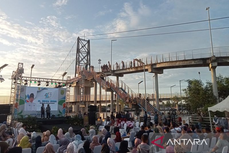 Masyarakat memenuhi acara "Kick Off" HUT ke-498 Kota Banjarmasin yang bertempat di kawasan Jembatan Antasari Bromo, Mantuil Banjarmasin Selatan, Kalimantan Selatan, Sabtu (7/9/2024). (ANTARA/Sukarli)
