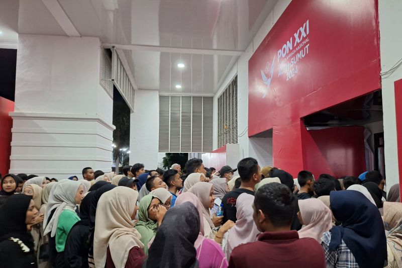 Para penonton berdesakan untuk mencoba masuk melihat laga antara Jakarta melawan Jawa Timur pada PON Aceh-Sumut 2024 di GOR Harapan Bangsa, Banda Aceh, Sabtu. (ANTARA/FAJAR SATRIYO)