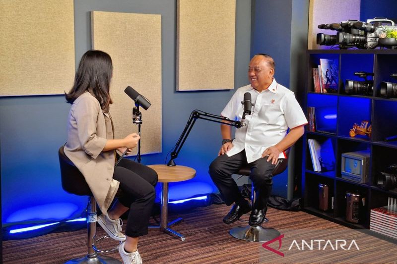 Ketua Umum KONI Pusat Letjen TNI Purn Marciano Norman (kanan) saat menjadi pembicara podcast LKBN Antara di Wisma Antara B, Jakarta, Kamis (14/3/2024). ANTARA/Fajar Satriyo/am.