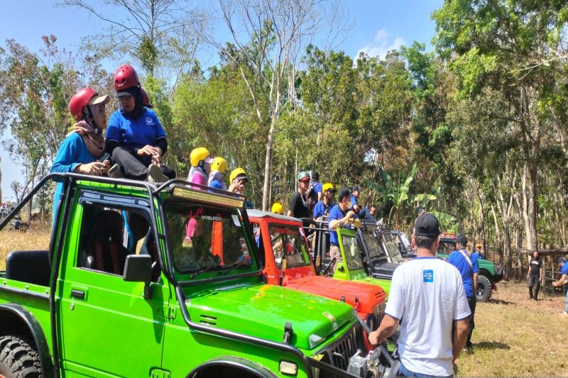Bupati Sleman Kustini Sri Purnomo naik jeep keliling Wana Rahayu di Sleman, DIY, pada Sabtu (7/9). ANTARA/Sutarmi