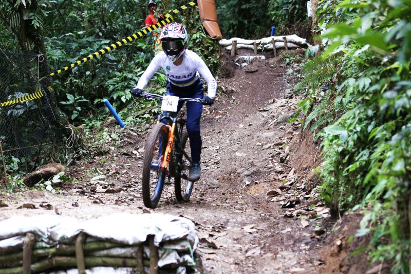 Pesepeda Jawa Barat melintasi trek downhill di Taman Hutan Raya Bukit Barisan, Kabupaten Karo, Sumatera Utara. ANTARA/HO-PB PON