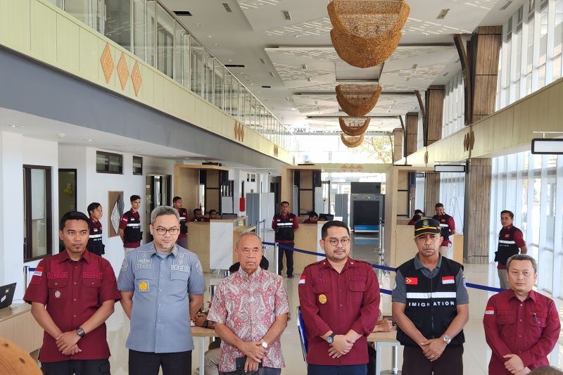 Kepala Kantor Imigrasi Atambua Indra Maulana Dimyati di Atambua (ketiga kanan) memberikan keterangan kepada wartawan di PLBN Mota Ain, Minggu (8/9/2024). ANTARA/HO-Imigrasi Atambua