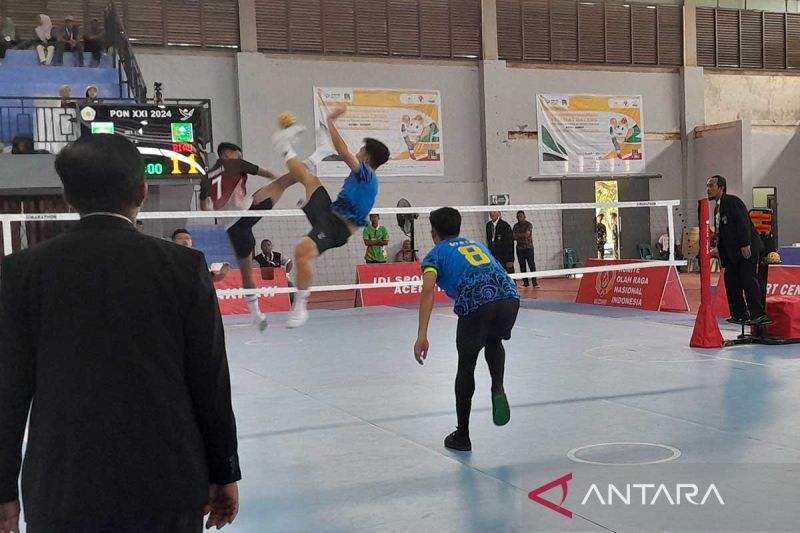 Atlet Riau melakukan smes pada pertandingan cabang olahraga sepak takraw PON XXI Aceh-Sumut untuk nomor double event putra di Gedung Idi Sport Center, Kabupaten Aceh Timur, Minggu (8/9/2024). ANTARA/M Haris SA
