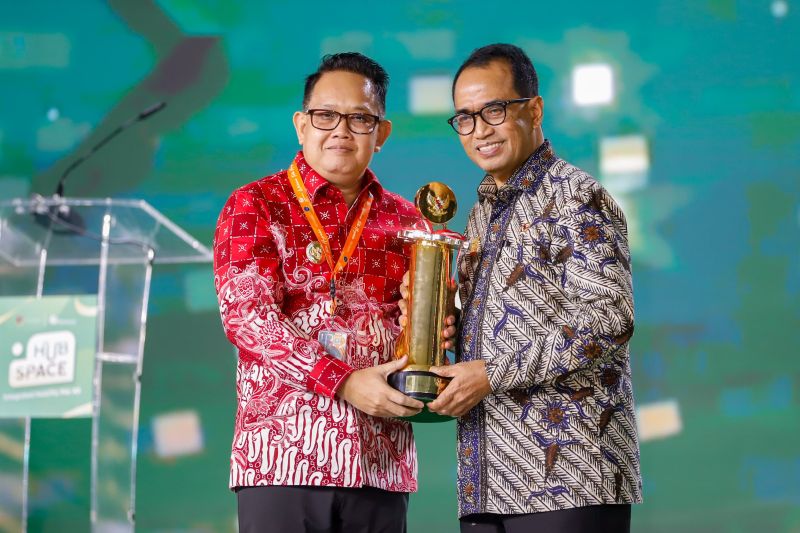 Pj Gubernur Jawa Timur Adhy Karyono (kiri) saat menerima penghargaan Wahana Tata Nugraha (WTN) Wiratama dari Menteri Perhubungan (Menhub) Budi Karya Sumadi. ANTARA/HO-Biro Adpim Jatim.