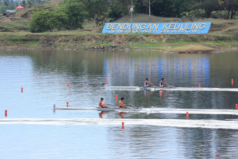 Para atlet dayung nomor rowing saling memacu perahu untuk menyentuh garis finis pada babak penyisihan cabang olahraga dayung nomor rowing di Bendungan Keuliling, Kabupaten Aceh Besar, Minggu (8/9/2024). ANTARA/Muhammmad Zulfikar.